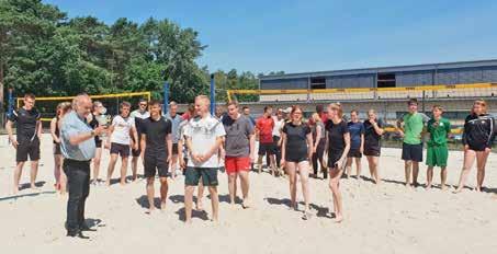 Insgesamt waren 15 Schülerteams beteiligt, die bei bestem Strandwetter ihr Bestes gaben genauso wie unsere SV (mit Frau Meijer und Herrn Lennartz), die alles prima organisiert hatte.