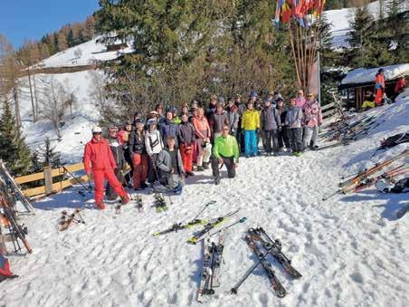 Vollzeitschulformen Skikurs der BG12-er im Ahrntal: Abfahrt! ABFAHRT! hieß es für 28 Schüler am Morgen des 23. Februar.