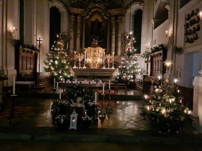 Und ein zweites Mal in Rattenkirchen um 19:30 Uhr durfte ich das Jesuskind in die Krippe legen. Weihnachten hatte begonnen.