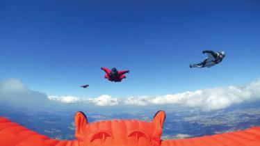 FALLSCHIRM 1 2 Im sechsten Teil der aktuellen BWLV-Serie zum Fallschirmsport stellen wir eine Disziplin vor, bei der es mehr um das Fliegen als um das Fallen geht: das Wingsuit-Fliegen.