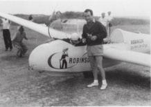 Motorsegler waren in dieser Zeit noch so neu, dass das Segelflugzeug-Kennzeichen zunächst beibehalten wurde.
