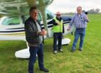 ) und Prüfer Ray Brown (Mitte) Flugsportgruppe Airbus Bremen Daniel Richau zum ersten