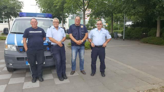 (Foto Quelle: Stadt Bergkamen Die städt. Mitarbeiter Markus Zeidler (l.) und Werner Schwarzmann (2. v. r.) gemeinsam auf Streife mit den Polizeihauptkommissaren Volker Meyer (2. V. r.) und Mike Stendel (r.