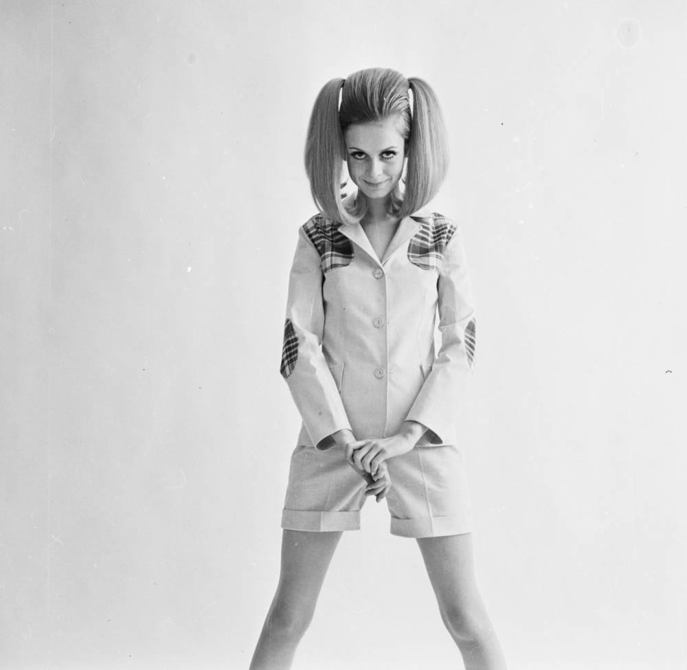 Mode 1960 er Jahre Trend ins absolut Gegensätzliche. Das spindeldürre Model Lesley Twiggy mit den großen Kulleraugen galt als das It-Girl der 60er Jahre und jeder wollte so dünn sein wie sie.