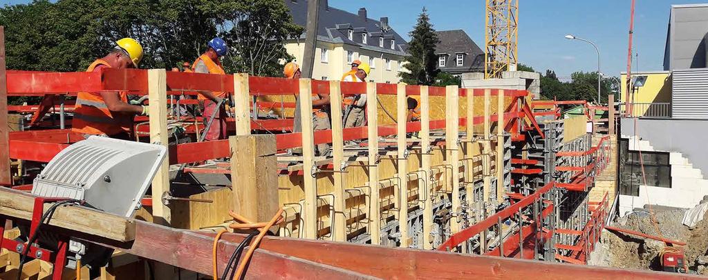 Mächtige Schalungselemente kamen zum Einsatz Der Startschuss der Bauarbeiten erfolgte Mitte März 2020 mit der Vollsperrung der Jahnstraße.