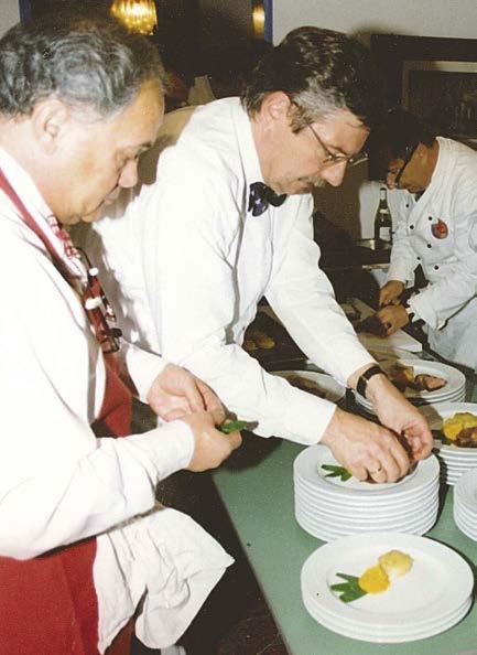 1998 1999 Etwas mit Freunden schaffen heißt Freude schaffen Präsident: Hans Groos Rotarier kochen für Rotarier und für einen guten Zweck Backstubenbesuch mit anschließendem ökumenischen Gottesdienst