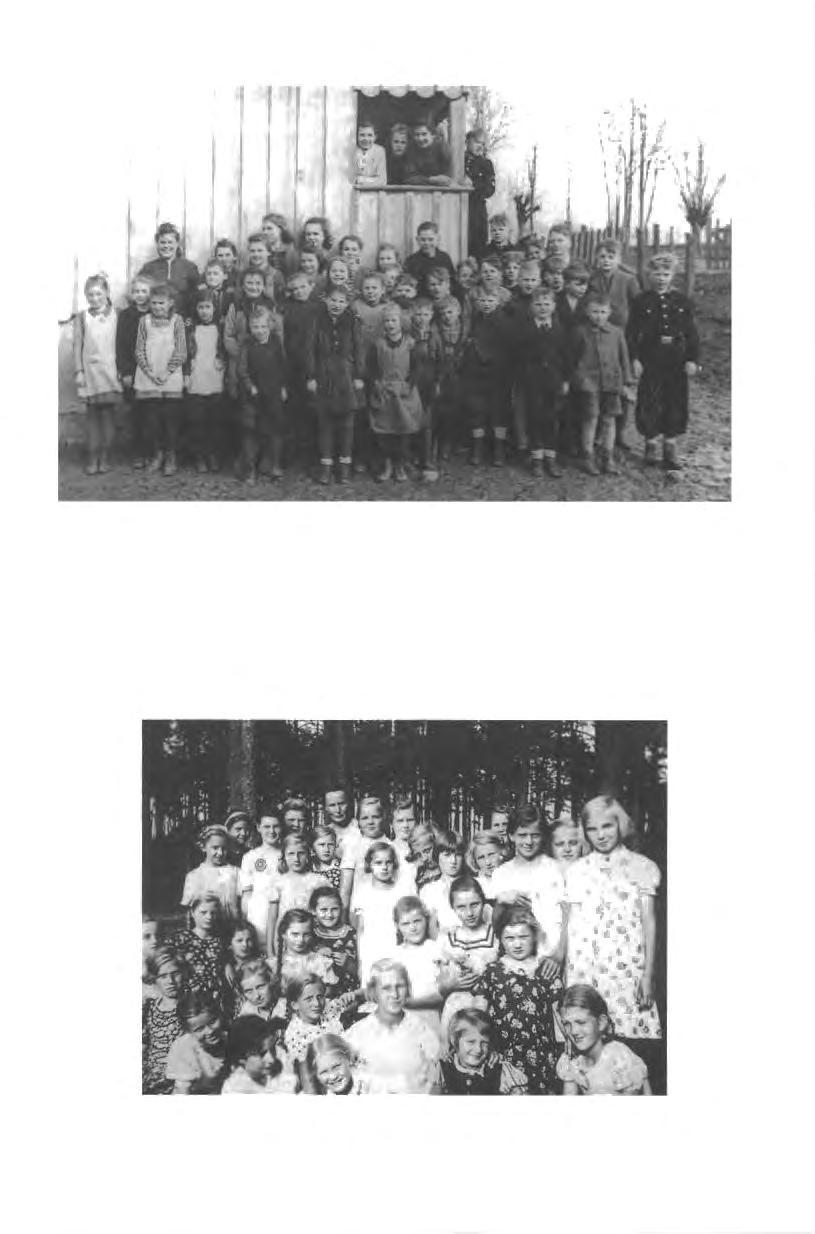 Diese Aufnahme wurde im Frühling 1944 gemacht. Alle Kinder der Perbanger Schule vor dem Eingang.
