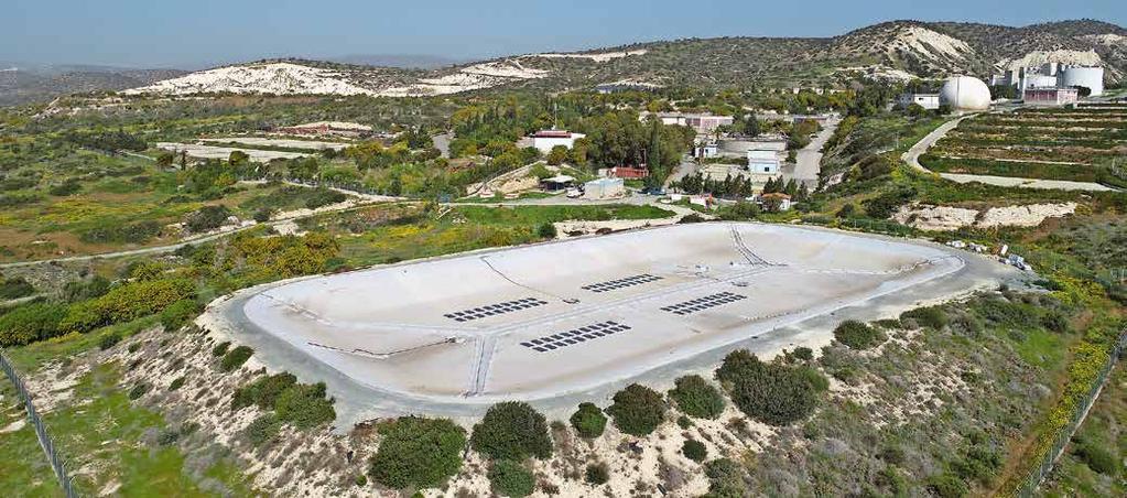 vor dem Verdunsten, mit ihnen wird auch Solarstrom produziert Solartechnologie Continental hat die weltweit erste schwimmende Solarfolie auf Zypern installiert.