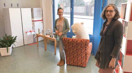 AUS DEN STÄDTISCHEN EINRICHTUNGEN Alles eine Sache der Umstellung In der Stadtbibliothek wird derzeit am Raumkonzept gearbeitet. Fensterplatz nicht nur für Eisbären: Leonie Bosse (l.