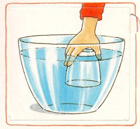 Luft nimmt Raum ein Wasserschüssel Leeres Glas So wird es gemacht: Fülle die Wasserschüssel voll Wasser und stülpe das Wasserglas mit