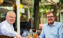 CDU vor Ort CDU vor Ort Wahlkampf in Zeiten von Corona Auf ein Getränk mit den Kandidaten Kevin Bornath (Vorsitzender der CDU Zeilsheim) und Markus Kohlhaas (Vorsitzender der Siedlergemeinschaft