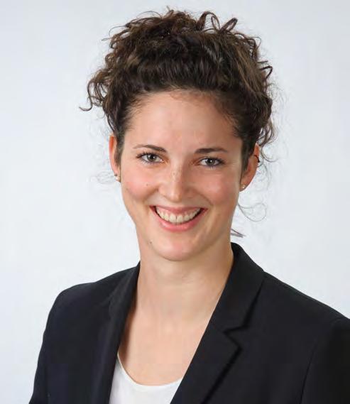 FG Wirtschaftsinformatik 11 Dr. rer. pol. Sarah Oeste-Reiß Sarah Oeste-Reiß studierte an der Universität Kassel Wirtschaftswissenschaften (Dipl.-Oec., M.A.).