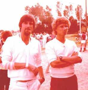 Peter Siebold und Jürgen Marek Peter Siebold (links) damals Spielausschuss und Jürgen Marek damaliger Trainer des SC Holzhausen am Grümpelturnier im Jahr 1979.
