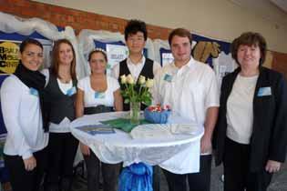 Schüler, Lehrer und Betriebe aus der Region informierten interessierte Jugendliche über die Kaufmännische Ausbildung an der Theodor-Heuss-Schule.