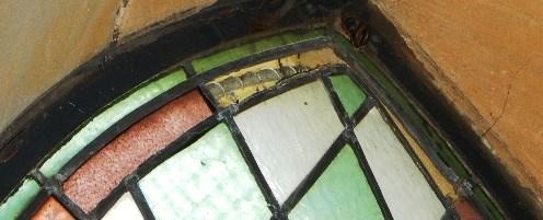 Zerstörte Scheiben im hinteren Nordfenster (Foto: Indre Lange) Es ist soweit: am 18. März 2021 begannen die Reparaturarbeiten an den Kirchenfenstern.