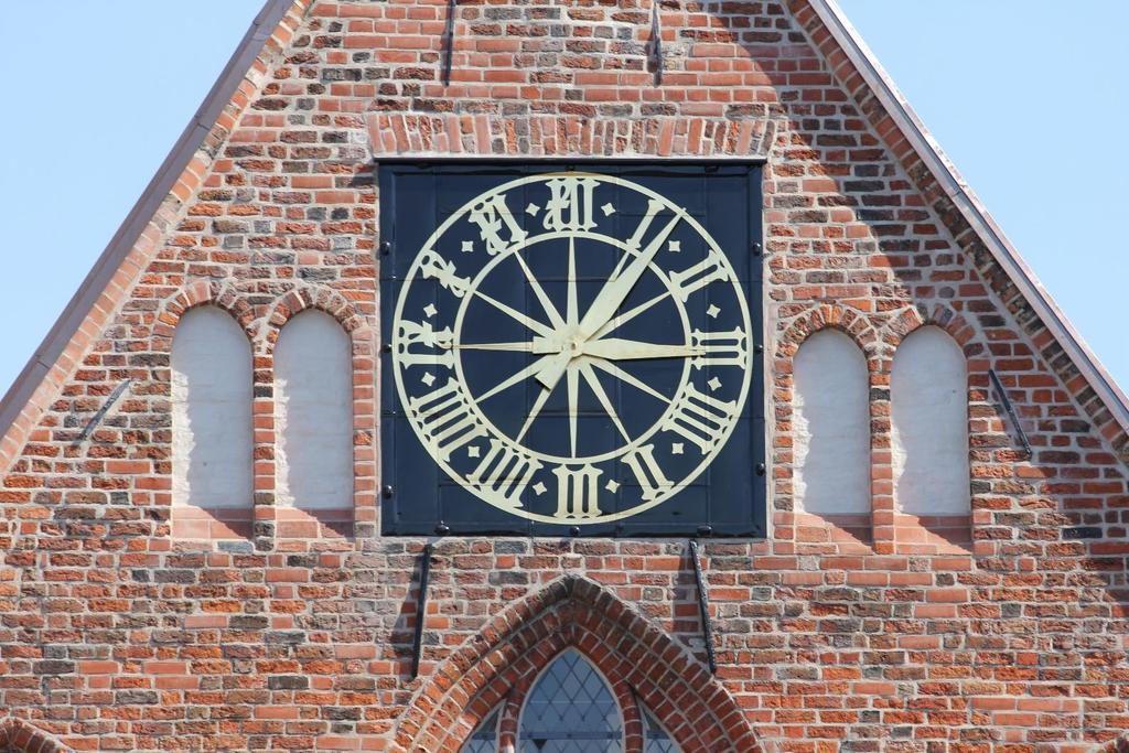 In dieser Zeit, also Mitte des 14. Jahrhunderts, in der auch die erste Astronomische Uhr der Marienkirche entstand, wurde auch die Uhr des Heiligen-Geist-Hospitals geschaffen.