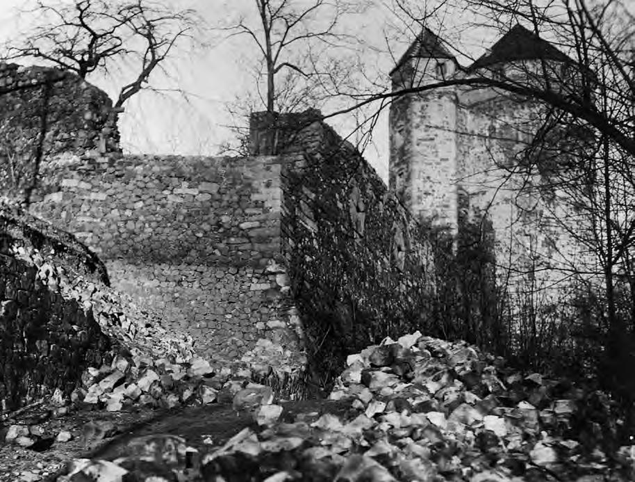 Jens Gaitzsch Abb. 2 Äußere Fortifikation am südlichen Burgberg mit tiefer Bresche im ehemaligen Zeughaus, im Hintergrund der Johannis-(Cosel-)Turm.