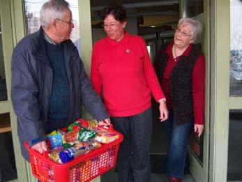 Im Frühjahr letzten Jahres entstand die Idee, in den beiden Kirchen unserer Gemeinde haltbare Lebensmittel zu sammeln, um damit den Tafelladen in Böblingen zu unterstützen.