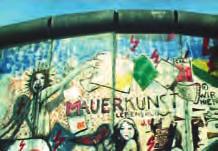 Ein von einem Graffiti- Künstler bemaltes Stück Mauer aus Günter Fischers Doku Seit 25 Jahren. Im Autorengespräch: Dietmar Schürtz (l.) mit Günter Fischer und Chris Byczkowski (r.