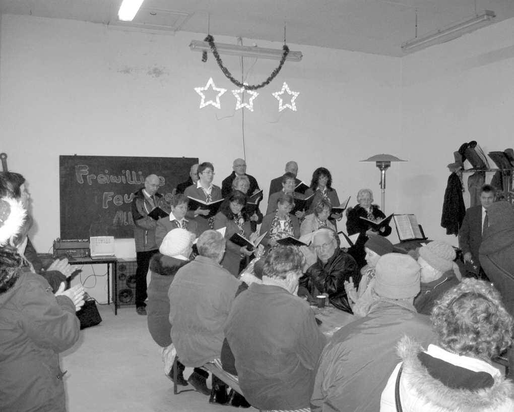 Die Kinder der Kita Feldmäuschen begannen mit einem kleinen Programm. Anschließend kam der Weihnachtsmann mit seinen Engeln und überraschte die Kinder mit Geschenken.