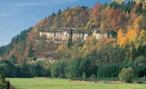 Foto links: Das Wasserschloss Mitwitz gilt als eines der schönsten Wasserschlösser in Franken. Doch zurück auf den Frankenwald- Rundkurs, wieder hoch nach Untersteinach.