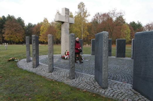 Nach der Besichtigung dieses polnischen Nationaldenkmals verlegt die Gruppe nach Mlawka, wo ein deutscher Soldatenfriedhof, vom Volksbund Deutsche Kriegsgräberfürsorge betreut, besichtigt und während