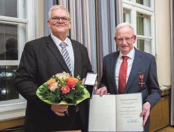 Hans-Heiner Decker aus Arnsberg jetzt das Bundesverdienstkreuz am Bande erhalten. Dr. Decker wurde am 8. Mai 1957 in Neheim-Hüsten im Kreis Arnsberg geboren.