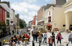 Seit die New Road in Brighton, England zur Fußgängerzone umgebaut wurde hat sich der Fußgängerverkehr um 62 Prozent erhöht und sechsmal mehr Menschen halten sich dort für längere Zeit auf.