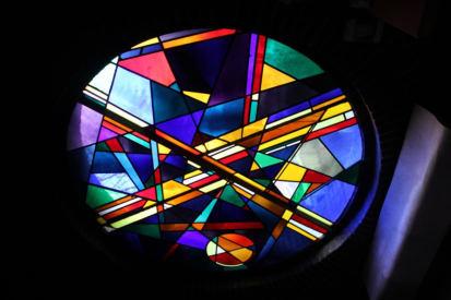 Weniger im Bewusstsein wird das runde Glasfenster im Turm dieser Kirche stehen, was auch nicht weiter verwunderlich ist.
