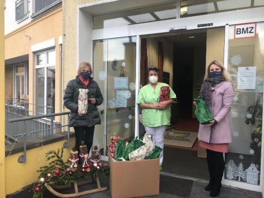 Weihnachtspräsente für Senioreneinrichtungen Vor Weihnachten wurden im Alten- und Pflegeheim Auf der Gänsweide und in der Tagespflege der Diakonie in Sulzfeld wieder Geschenke verteilt, um den
