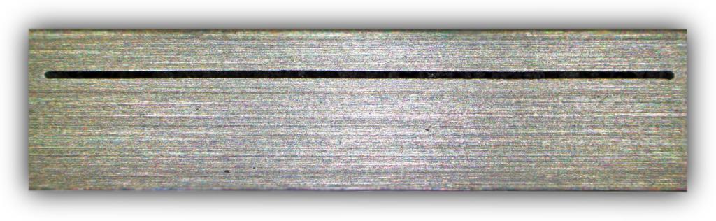 4 Experiment Abbildung 4.5: Detailaufnahme des erodiertem Schnitts der Probe S2B Abbildung 4.6: Werkstattpresse mit Probe S2B Die fertig gepresste Probe ist in Abbildung 4.8 zu sehen. Abbildung 4.9 zeigt die Probe, nachdem die Ausbuchtungen des Pressvorgangs abgeschliffen wurden (Mikroskop-Aufnahme).