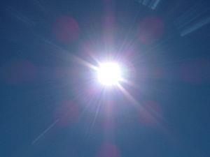 Strahlung Gefahr durch: Direkte Sonneneinstrahlung Reflexion Streuung Folgen: Sonnenbrand, Sonnenstich