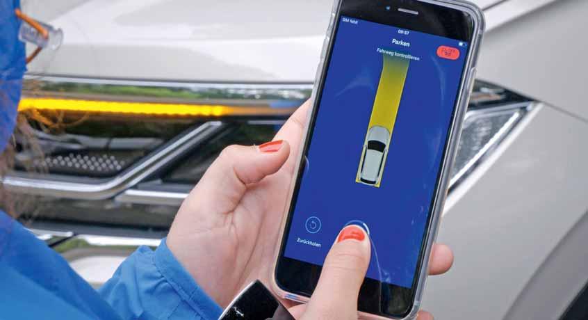 INNOVATION & TECHNIK Man kann sein Auto heutzutage per App in die Parklücke manövrieren Jetzt schon autonom Ständig ist die Rede vom autonomen Fahren in der Zukunft.