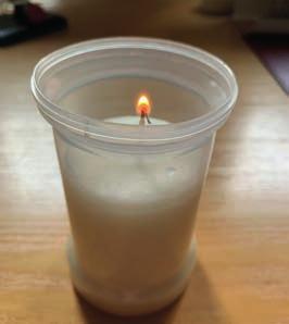 DAS KLEINE KERZENRÄTSEL Am Ewigkeitssonntag verteilt die Kirche für die Angehörigen der Verstorbenen eine Kerze. Auch ich habe eine mit nach Hause genommen.