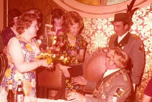 1974 Das Fest dolphi nimmt Bürgermeister Josef Antpöhler am gleichen Abend noch zwei Ehrenschild-Ehrungen vor.