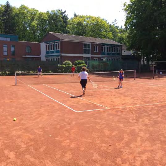 Eine Mädchenmannschaft bei den C-Juniorinnen und eine Mädchenmannschaft bei den Midcourt Kindern (kleineres Spielfeld, geringere Netzhöhe, druckreduzierte Tennisbälle).