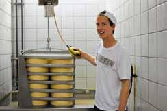 vor. Der junge Käsemeister will in die Fußstapfen seines Vaters treten und schätzt die handwerkliche Produktion. Wir müssen unseren Käse jeden Tag putzen, erklärt er das aufwändige Reifeverfahren.