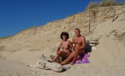 Am fkk strand zogen wir uns nackt aus