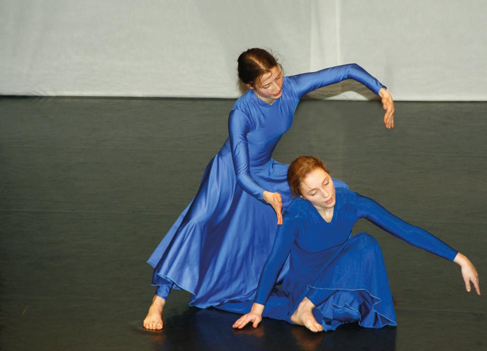Zum einen wird Tanztechnik vermittelt und zum anderen können die Tänzer*innen über Improvisation ihre Bewegungskreativität und künstlerischen