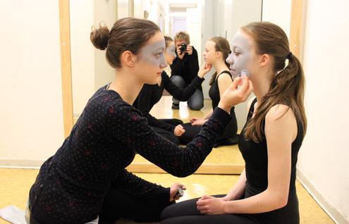 So kann die Jugend- Kunstschule beispielsweise auf eine lange Zusammenarbeit mit dem Kinder- und Jugendtanzstudio der TU Dresden, der Tanzausbildung an der Palucca Hochschule für Tanz Dresden