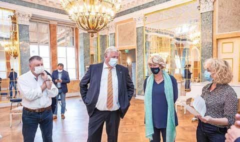 - 36 - Kulturstaatsministerin besuchte das Schloss Köthen Monika Grütters (2. v. r.) besuchte auch den sanierten Spiegelsaal im Köthener Schloss.