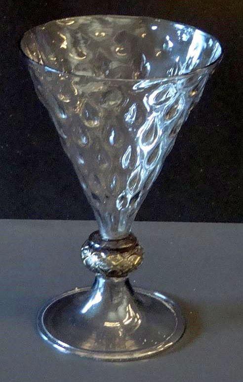 Dieses exklusive Trinkglas mit den Stegen an der konischen Wandung und dem diamantschliffartigen Nodus trägt die Inschriften, man sollte wohl eher sagen Einritzungen, des Tiroler Adelsgeschlechtes