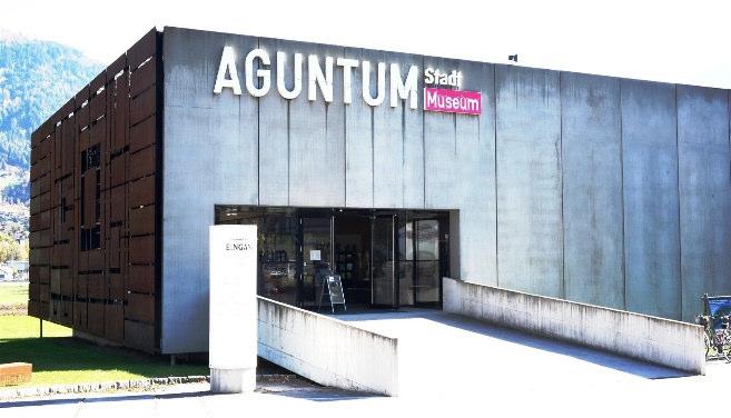 [Objekt des Monats März 2020] MÄDCHEN VON AGUNT Museum Aguntum, Dölsach Im Jahre 1933 wurde die Reliefdarstellung Mädchen von Agunt bei Grabungsarbeiten wiederentdeckt.