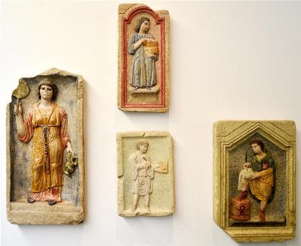 Die Klassische und Provinzialrömische Archäologin Elisabeth Walde (Österreich) hat der figuralen Darstellung der Toilettedienerin aus Aguntum eine Interpretation gewidmet.