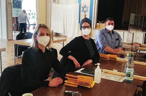 В Большом зале синагоги расположилась команда врачей, чтобы сделать прививки против коронавируса членам нашей общины.