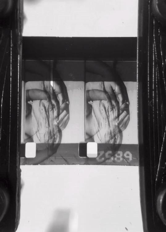 #09 ANTJE VAN WICHELEN + MAXIME GIDS Hand to Eye DE Der Cinématographe mit Handkurbel war Ende des 19. und Anfang des 20. Jahrhunderts eine der frühesten Filmmaschinen.