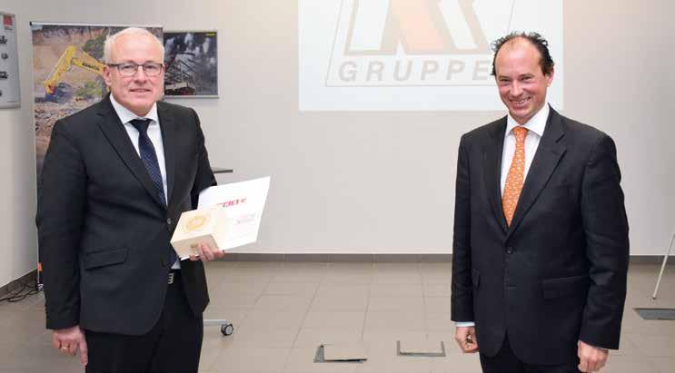 Anstelle der Weihnachtsfeier wurde den Jubilaren diesmal Helmut Strasser (links) ist bereits seit 35 Jahren bei der Firma Kuhn Baumaschinen GmbH tätig Herr Mag. Stefan Kuhn gratuliert ganz herzlich.
