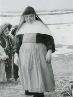 Schwester Erhardis In den ersten Nachkriegsjahren wurde der Kindergarten Neustift neben dem Friedhof von zwei markanten Persönlichkeiten geleitet: Schwester