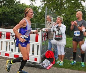 Die Läuferin der LSG Karlsruhe startete zwar für ihren Arbeitgeber die EnBW AG, wo sie als Psychologin in der Organisationsentwicklung tätig ist, dennoch darf die Laufsportgemeinschaft ihren Sieg