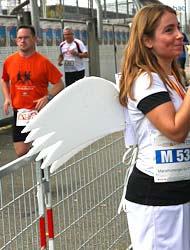 Christine Gilg, die Schwester von Ingrid, lief letztes Jahr selbst mit einem Marathonengel, einer Freundin, nach 4:27:15 durchs Ziel, während sich Ingrid letztes Jahr von ihrer Tochter als